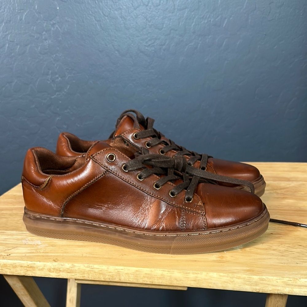 Brown low-top sneakers with smooth leather and‎ sporty style